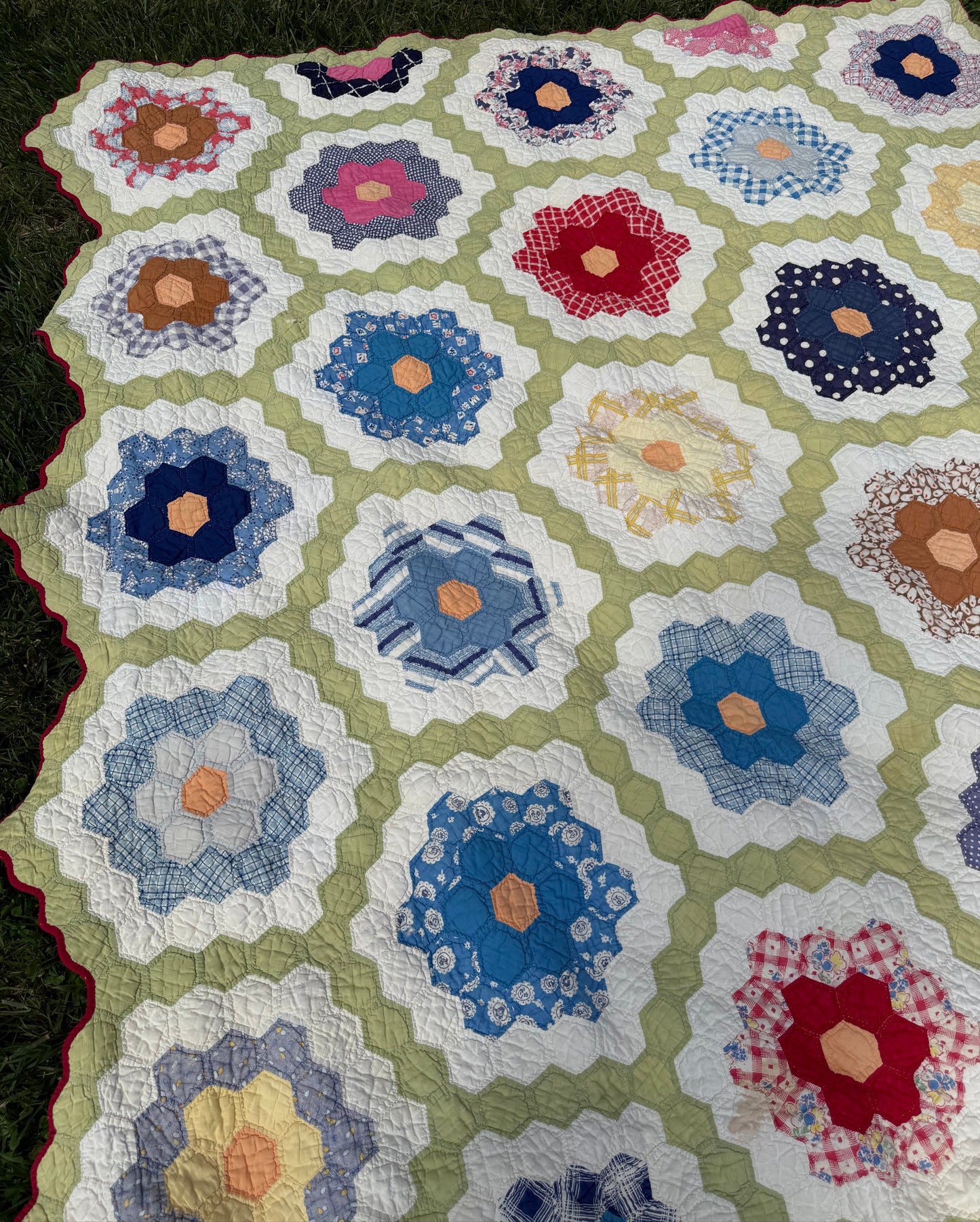 Vintage Grandmothers Flower Garden Quilt Large Flowers