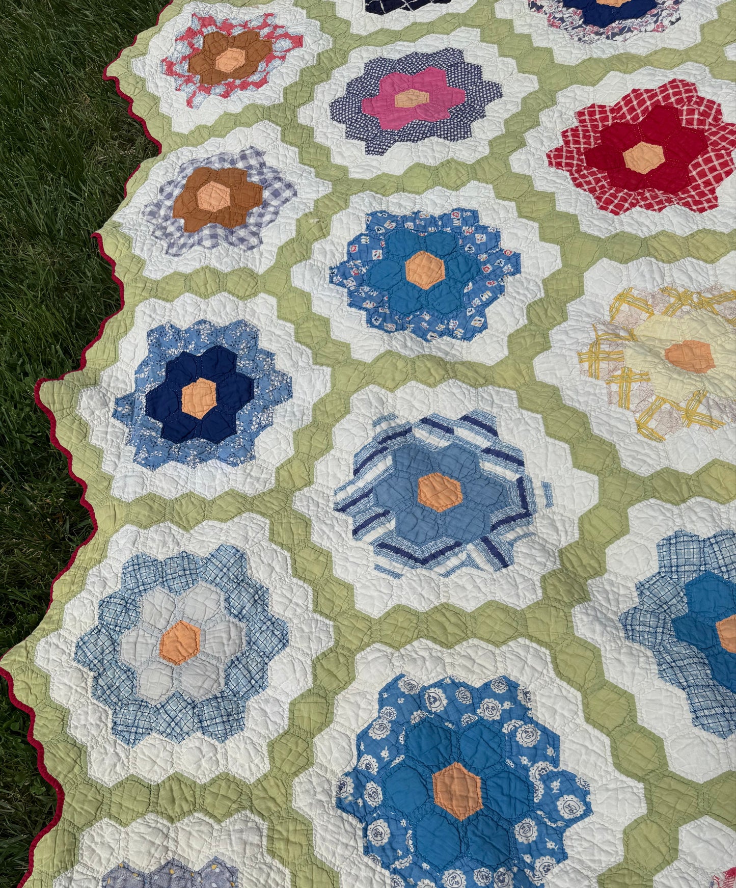Vintage Grandmothers Flower Garden Quilt Large Flowers