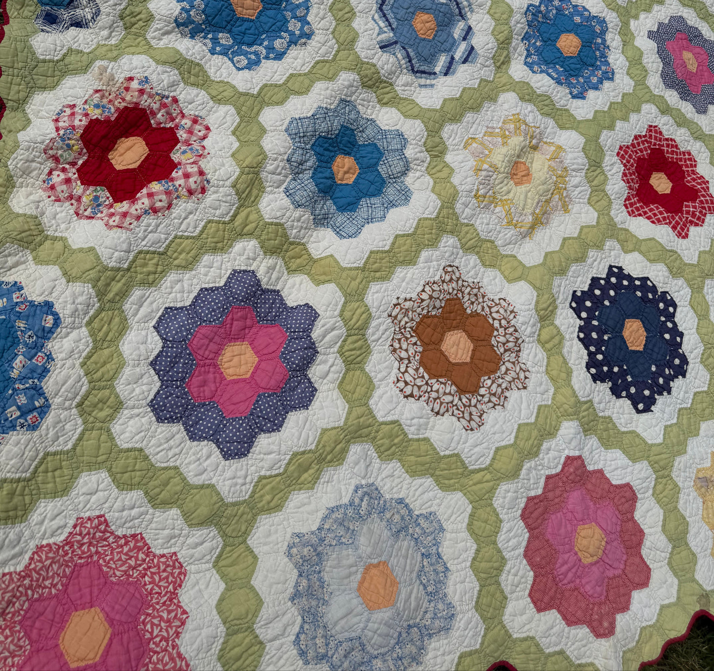 Vintage Grandmothers Flower Garden Quilt Large Flowers