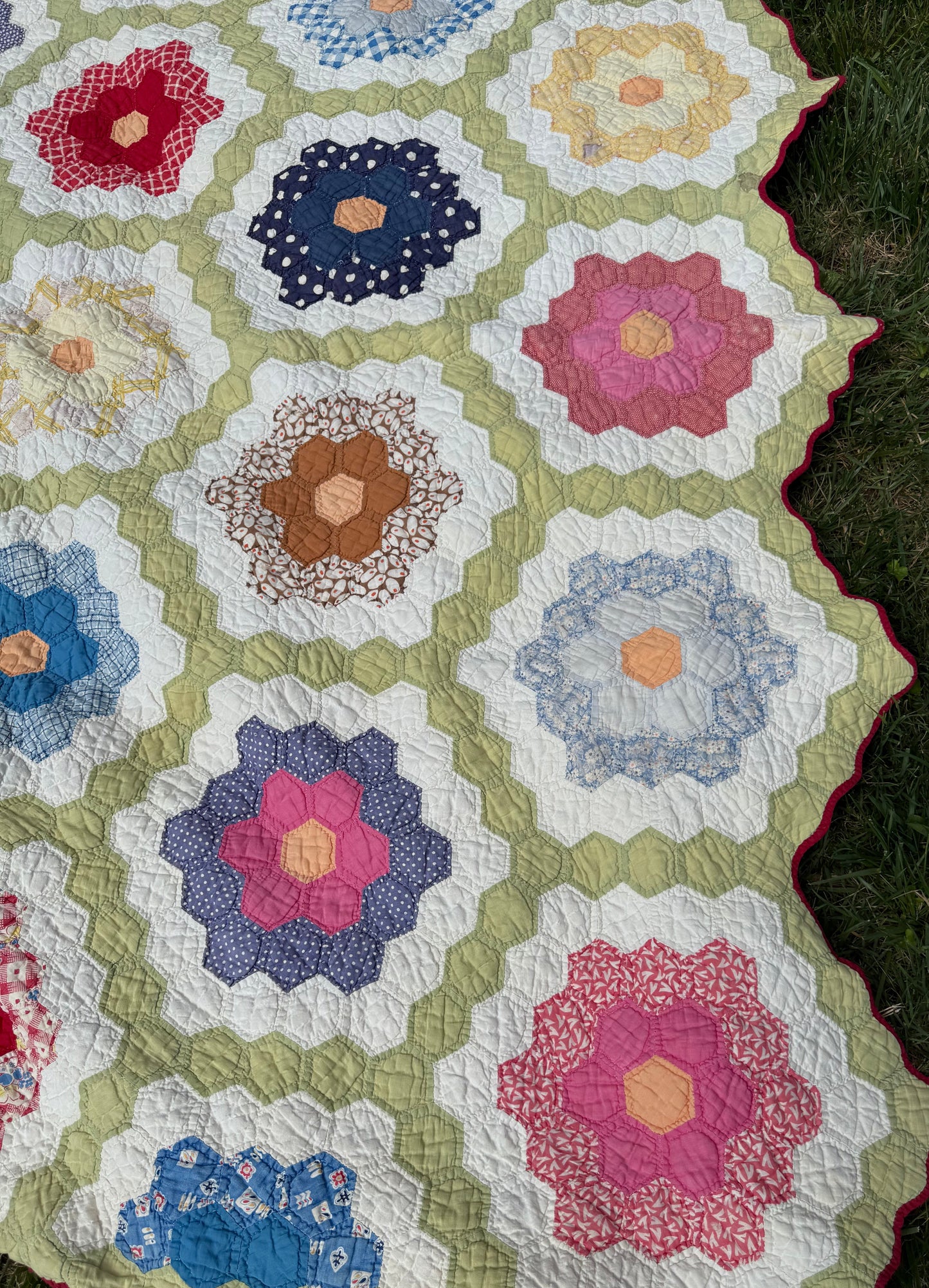 Vintage Grandmothers Flower Garden Quilt Large Flowers