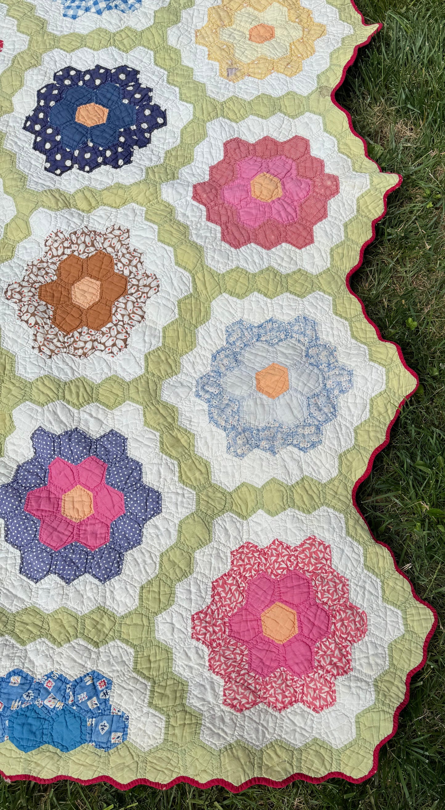 Vintage Grandmothers Flower Garden Quilt Large Flowers