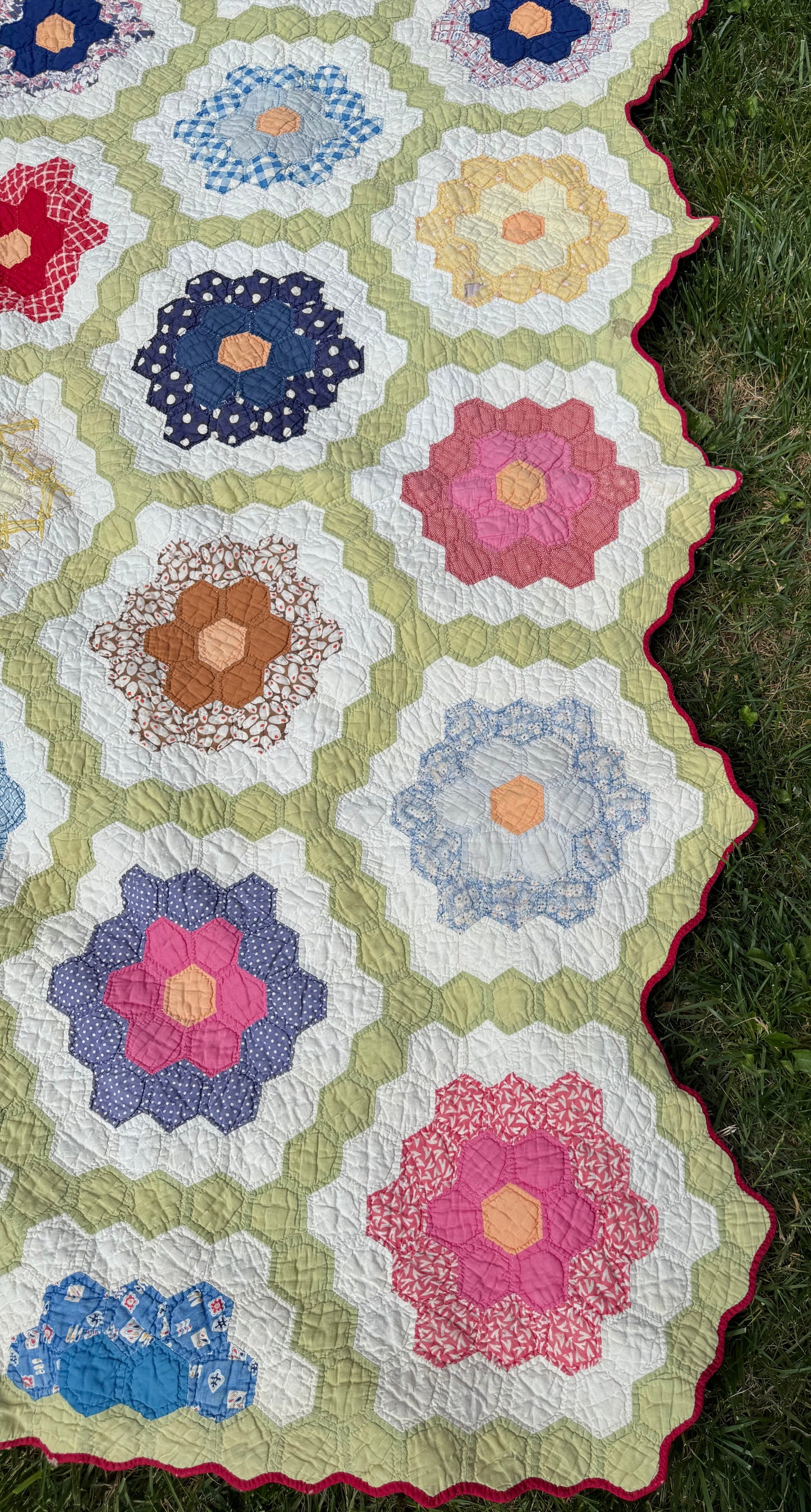 Vintage Grandmothers Flower Garden Quilt Large Flowers