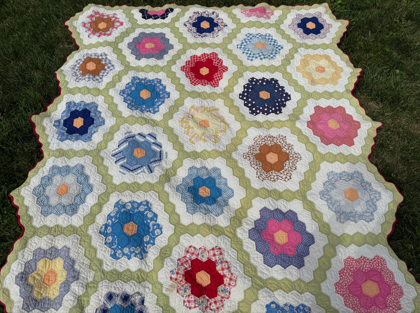 Vintage Grandmothers Flower Garden Quilt Large Flowers