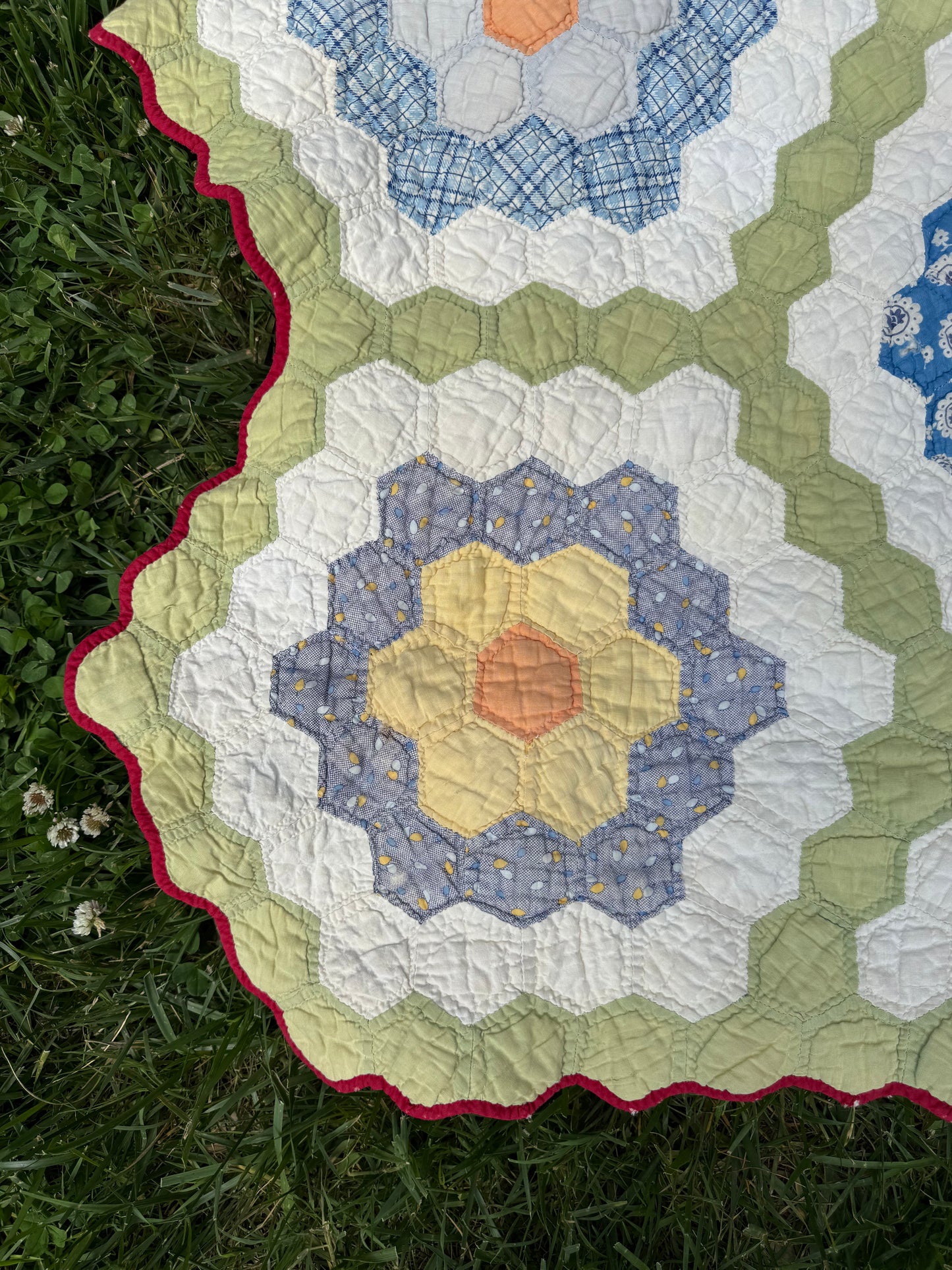 Vintage Grandmothers Flower Garden Quilt Large Flowers