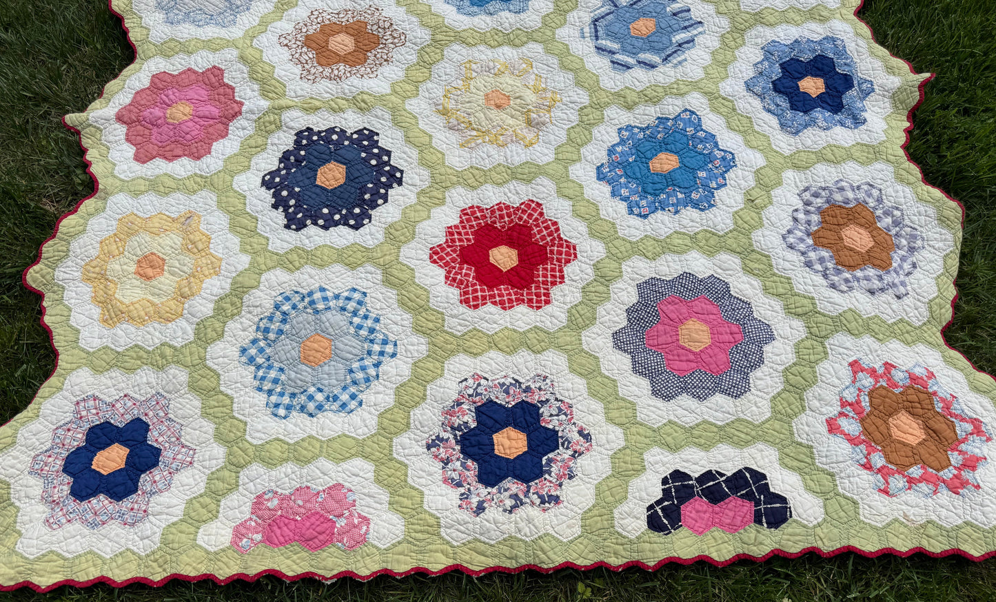 Vintage Grandmothers Flower Garden Quilt Large Flowers