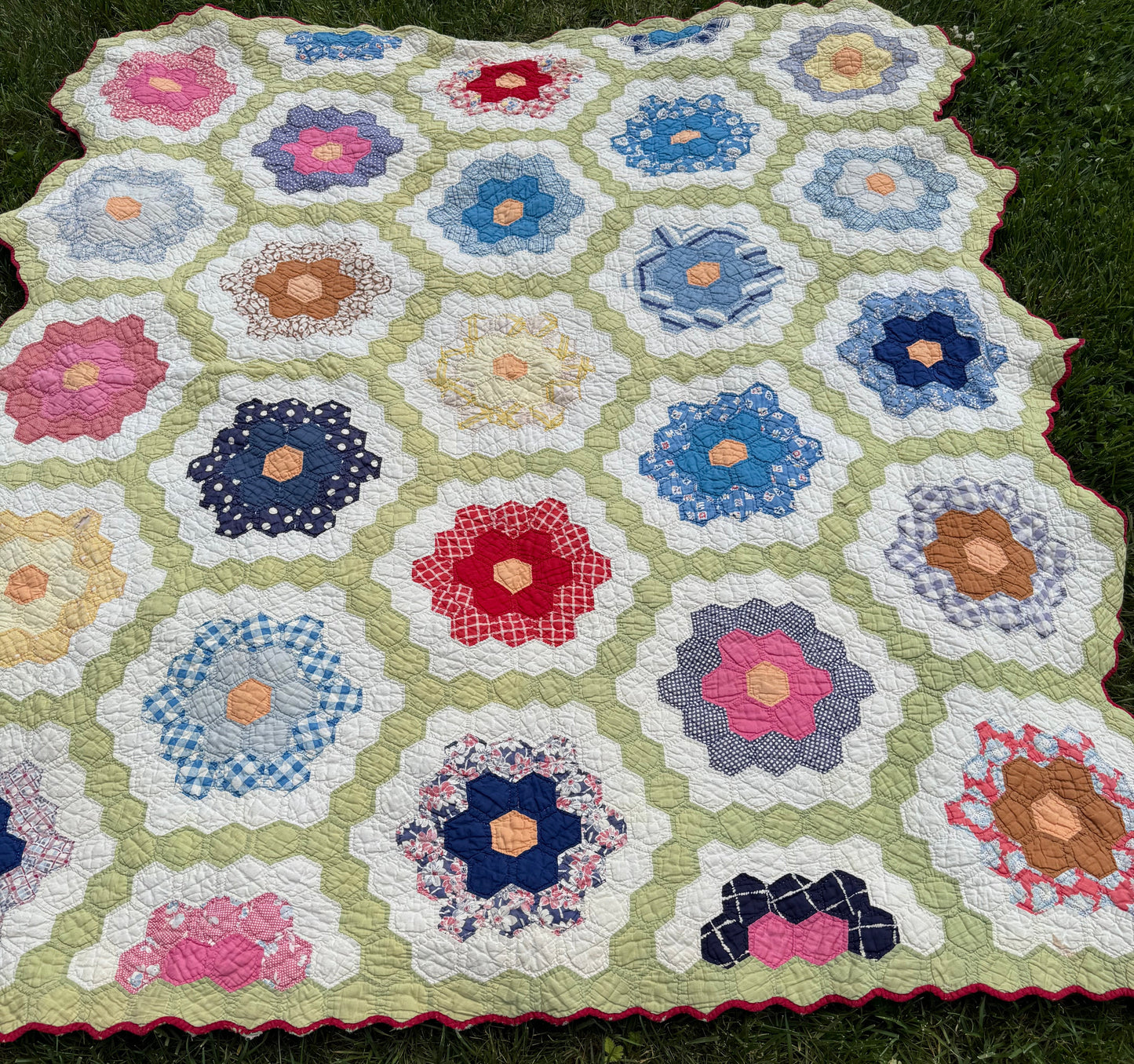 Vintage Grandmothers Flower Garden Quilt Large Flowers