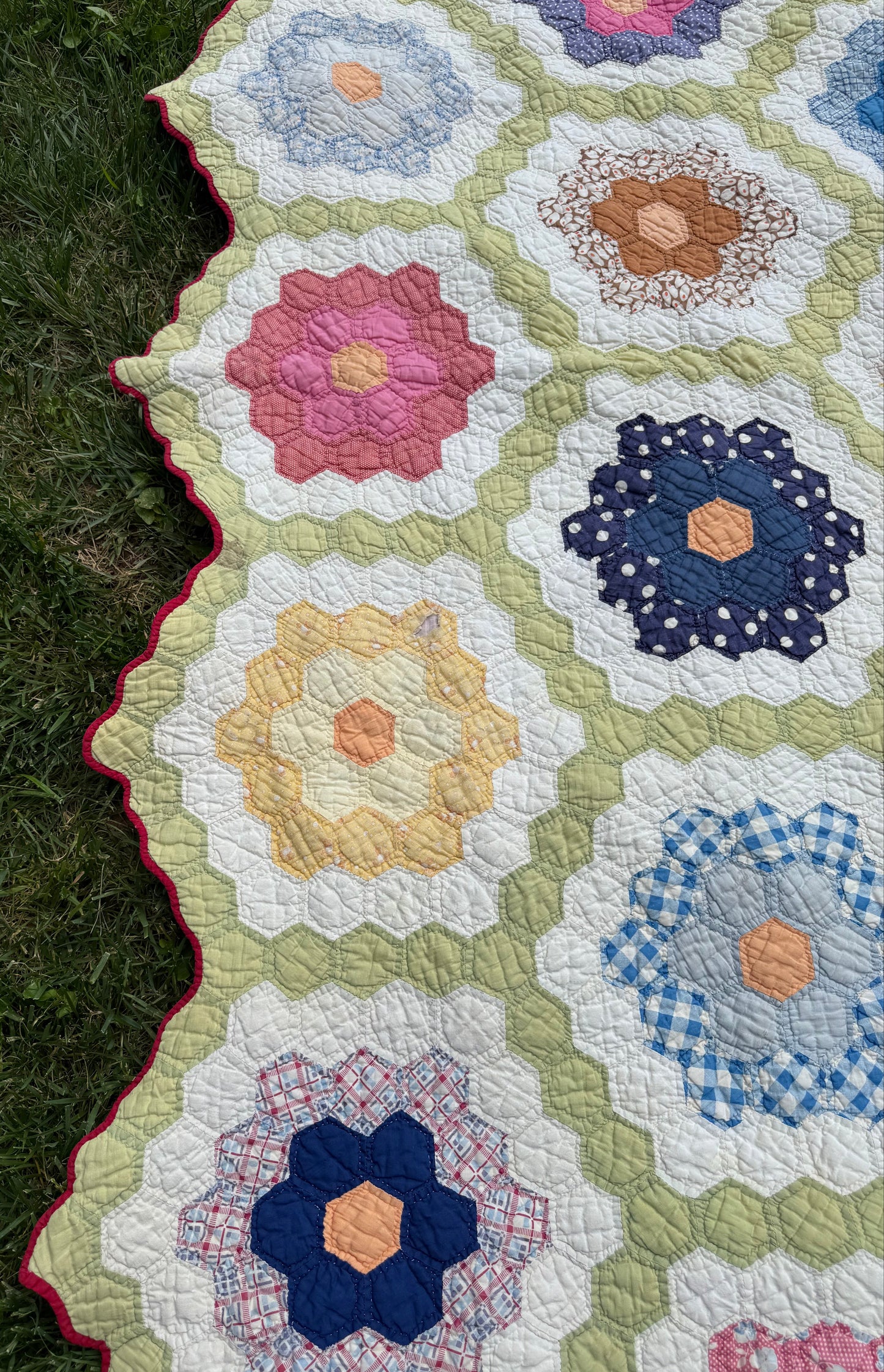Vintage Grandmothers Flower Garden Quilt Large Flowers