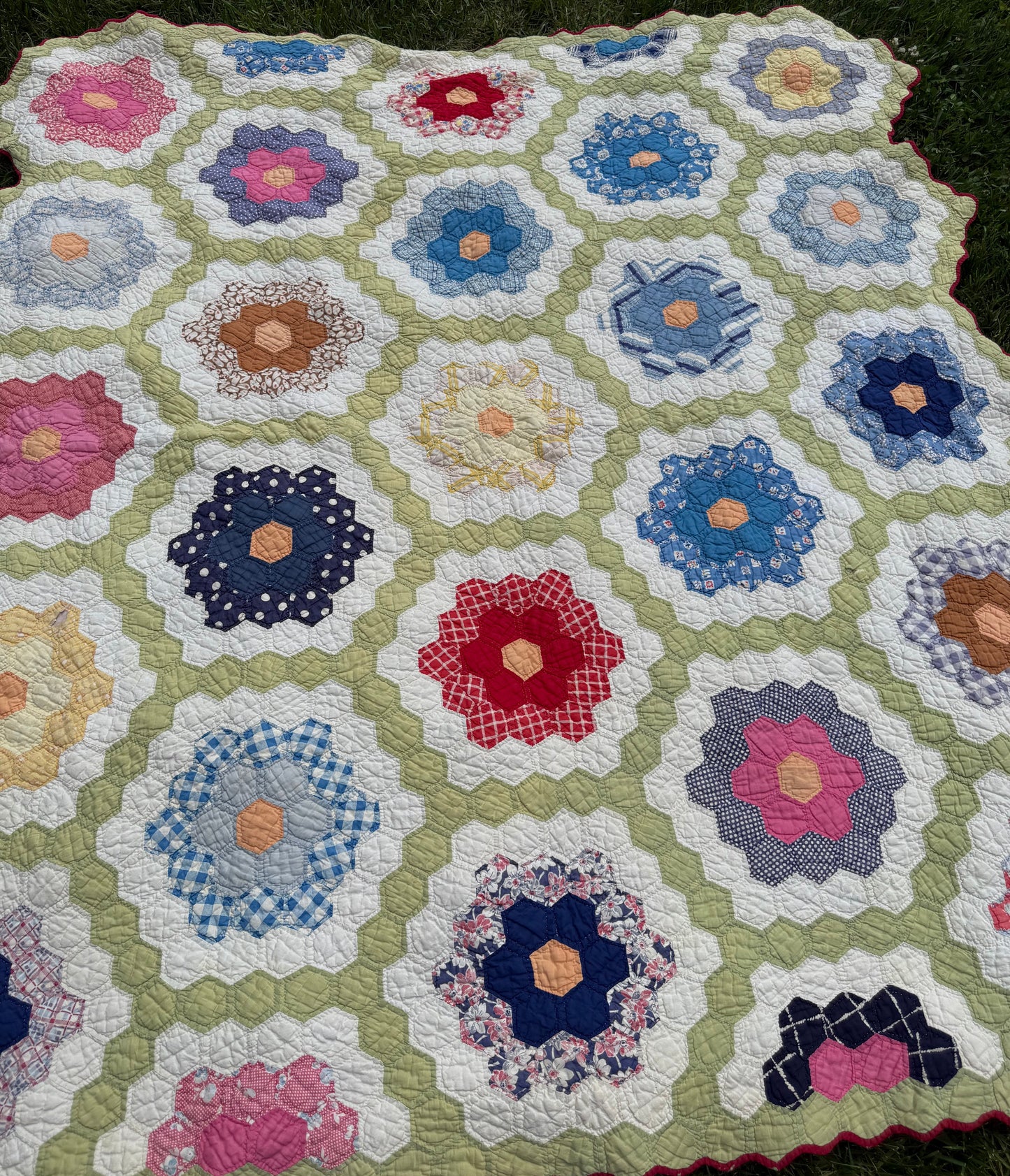 Vintage Grandmothers Flower Garden Quilt Large Flowers