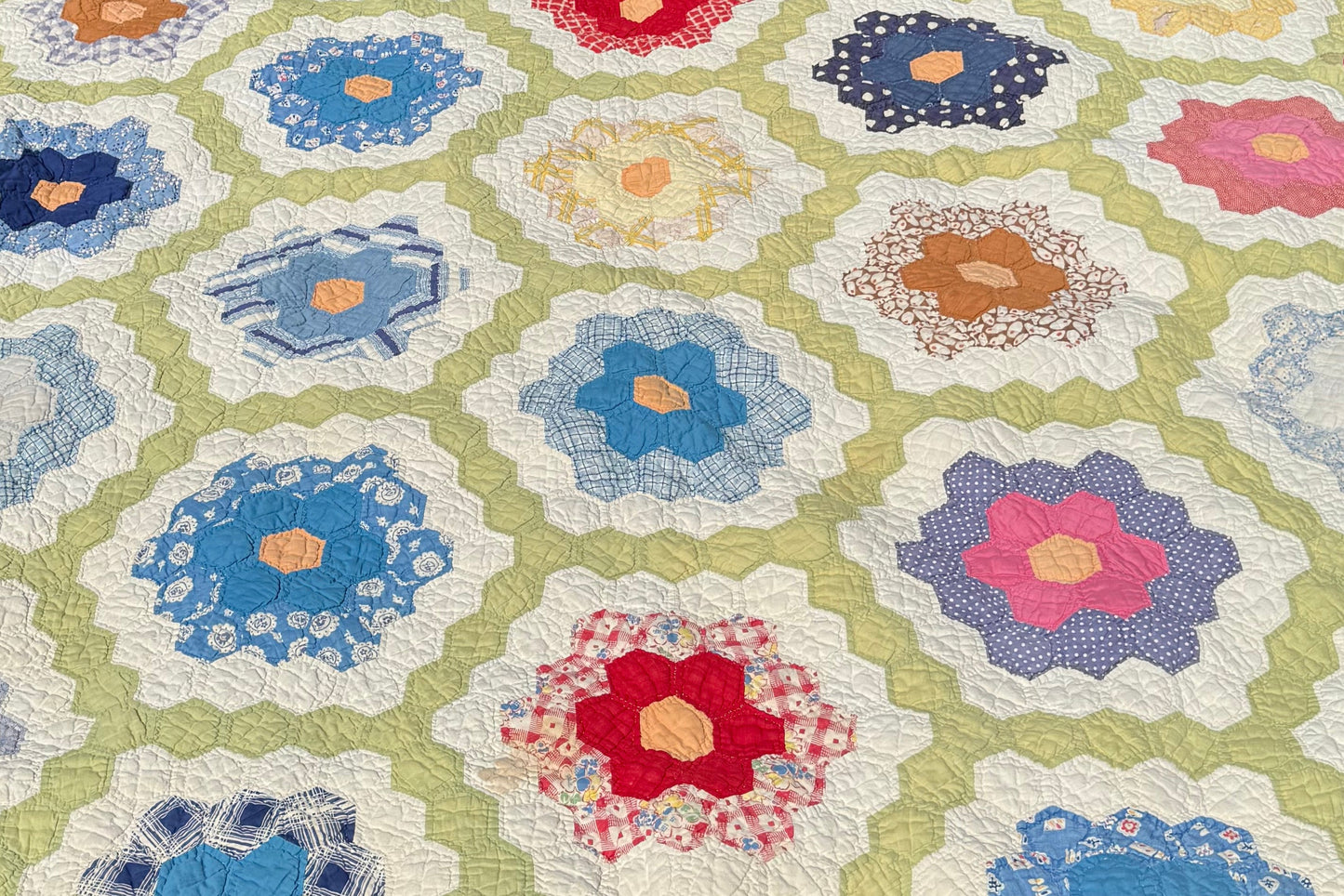 Vintage Grandmothers Flower Garden Quilt Large Flowers