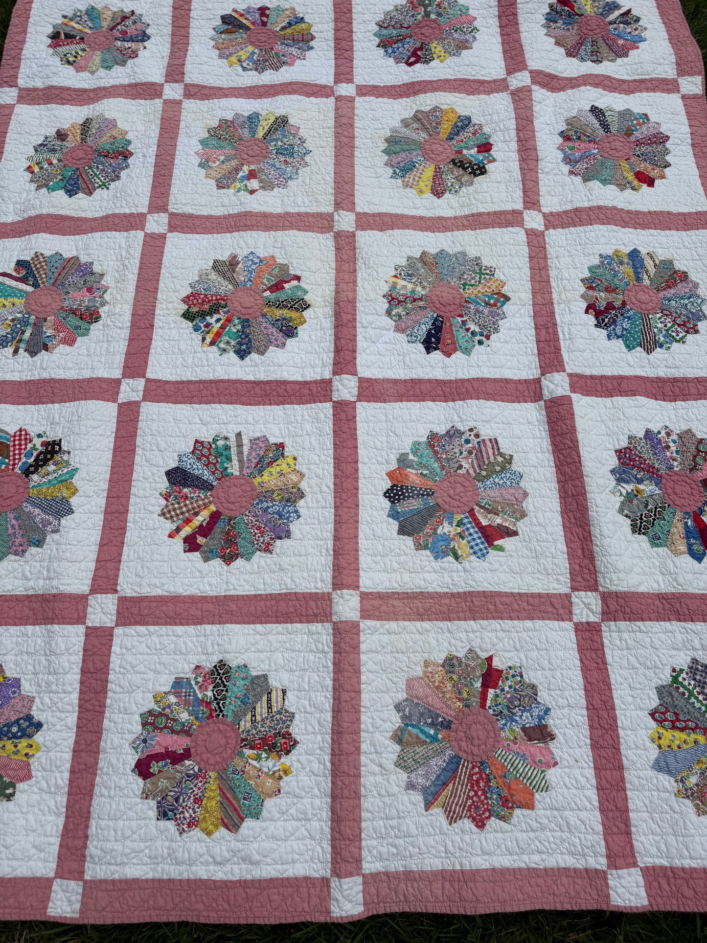 Vintage Dresden Plate Quilt