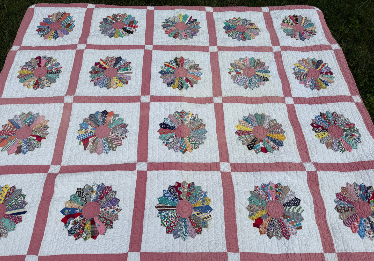 Vintage Dresden Plate Quilt