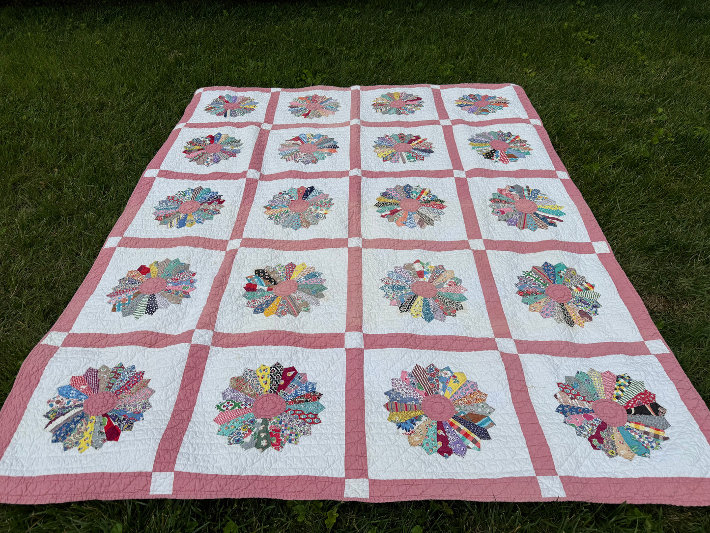 Vintage Dresden Plate Quilt