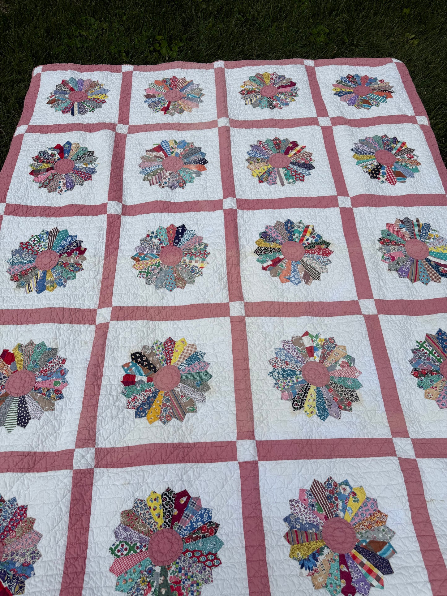 Vintage Dresden Plate Quilt